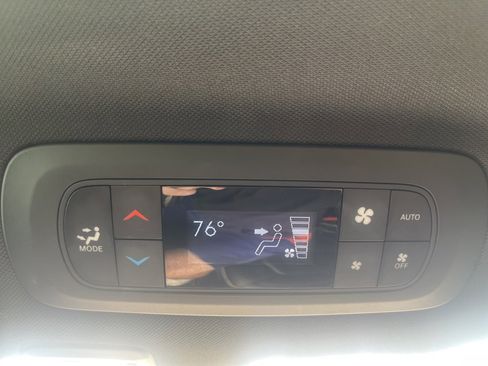 Used 2025 Chrysler Pacifica Limited image 22