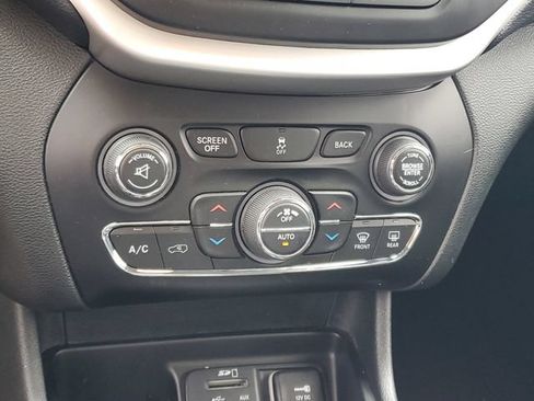 Used 2018 Jeep Cherokee Latitude Plus w/ Comfort/Convenience Group FWD image 18