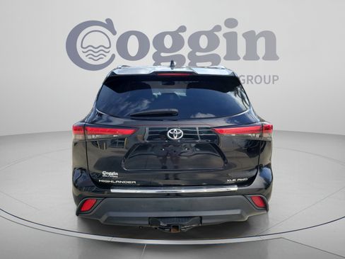 Used 2021 Toyota Highlander XLE AWD/4WD image 3