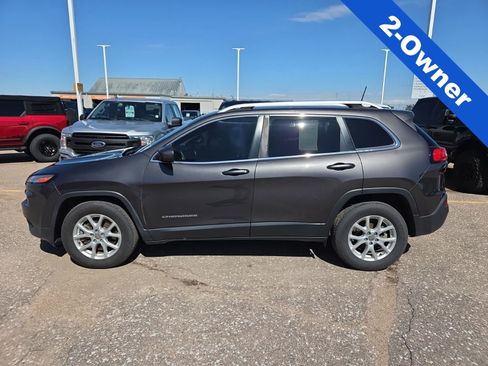 Used 2017 Jeep Cherokee Latitude FWD image 2