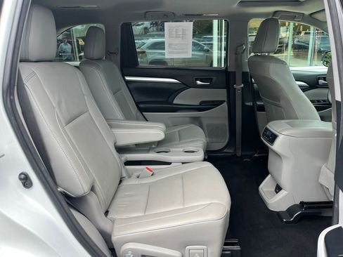 Used 2018 Toyota Highlander XLE AWD/4WD image 18