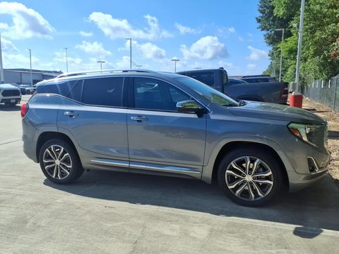 Used 2020 GMC Terrain Denali w/ Denali Premium Package FWD image 3