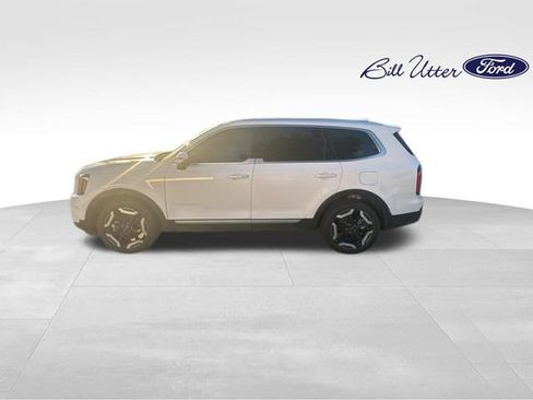 Used 2025 Kia Telluride EX w/ EX Captain's Chair Package FWD image 4