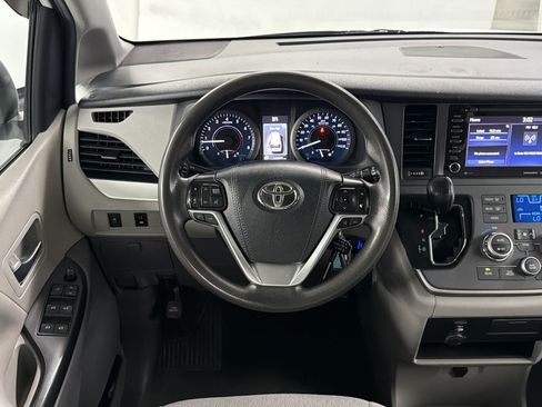 Used 2020 Toyota Sienna LE w/ Carpet Mat Package FWD image 26