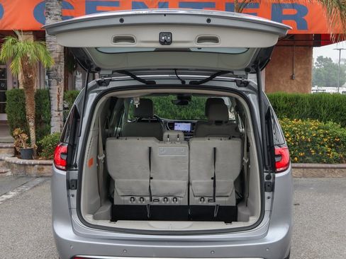 Used 2021 Chrysler Pacifica Touring-L image 8