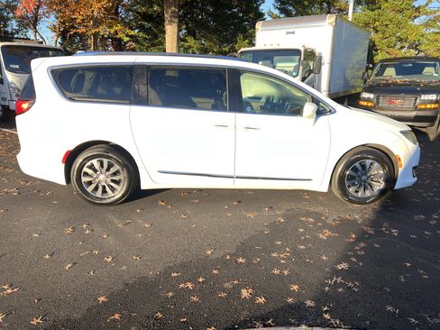 Used 2020 Chrysler Pacifica Touring-L Plus image 11