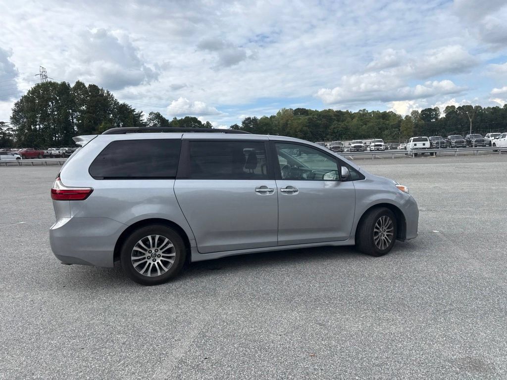 Used 2018 Toyota Sienna XLE Premium FWD image 13
