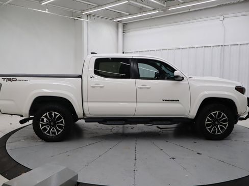 Used 2022 Toyota Tacoma TRD Sport w/ Technology Package image 2