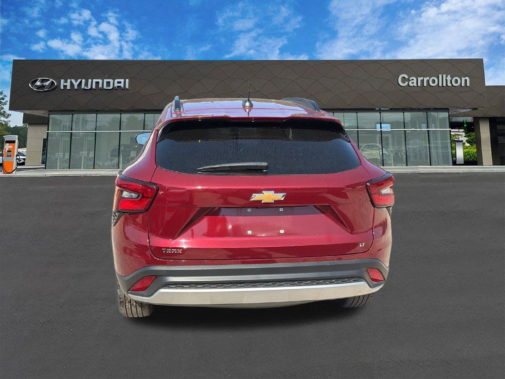 Used 2025 Chevrolet Trax LT FWD image 6