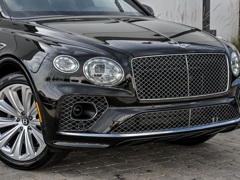 Used 2023 Bentley Bentayga Plug-In Hybrid AWD/4WD image 2