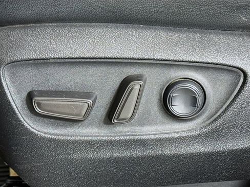 Used 2020 Toyota Highlander XLE AWD/4WD image 17