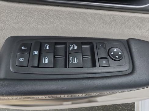 Used 2023 Chrysler Pacifica Touring-L FWD image 32
