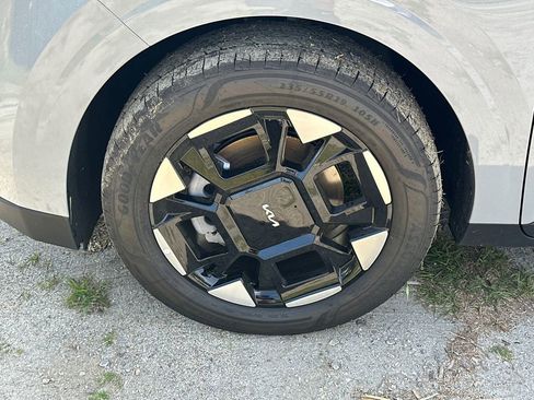 New 2026 Kia Carnival EX FWD image 11