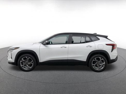 Used 2025 Chevrolet Trax LT FWD image 4