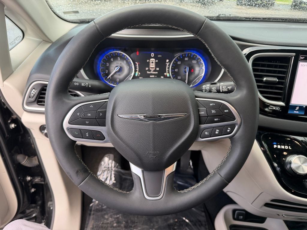 Used 2023 Chrysler Pacifica Touring-L FWD image 26