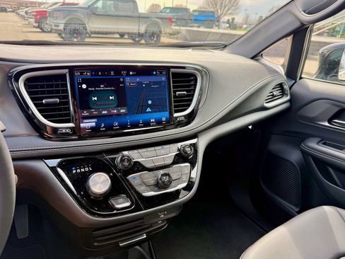 Used 2026 Chrysler Pacifica Select image 18