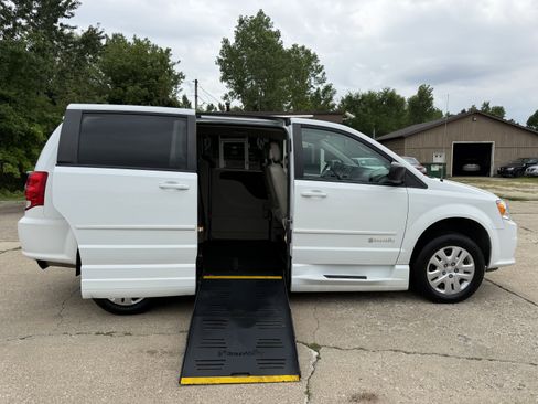 Used 2016 Dodge Grand Caravan SE w/ Quick Order Package 29E SE FWD image 27