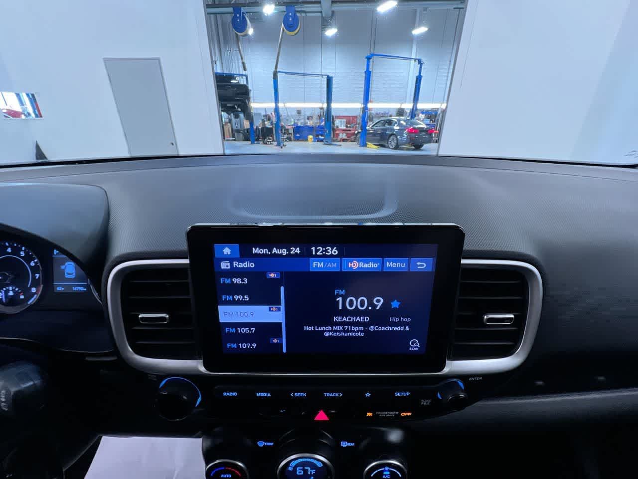 Used 2022 Hyundai Venue SEL FWD image 27