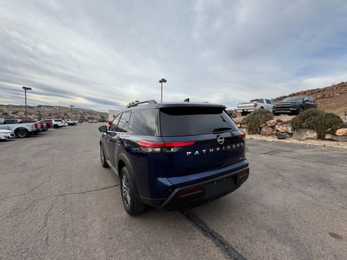 Used 2025 Nissan Pathfinder SV image 3