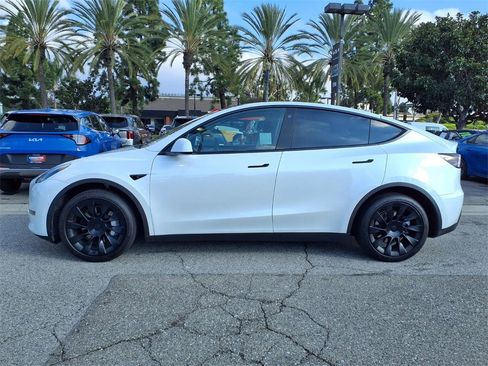 Used 2023 Tesla Model Y Long Range image 2