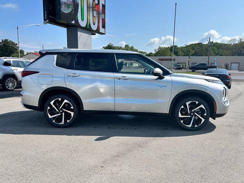 New 2025 Mitsubishi Outlander SE image 2
