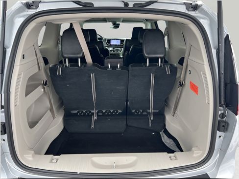 Used 2024 Chrysler Pacifica Touring-L image 59