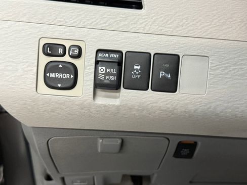 Used 2011 Toyota Sienna Limited image 20