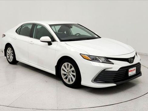 Certified 2022 Toyota Camry LE FWD image 1