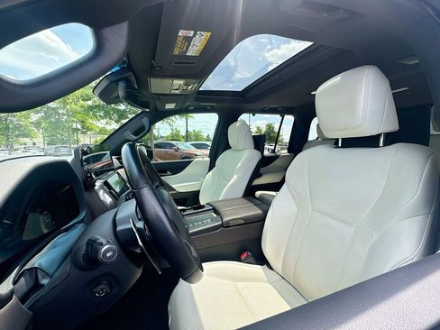 Used 2023 Lexus LX 600 4WD w/ Luxury Package image 10