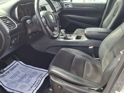 Used 2020 Jeep Grand Cherokee Altitude RWD image 9