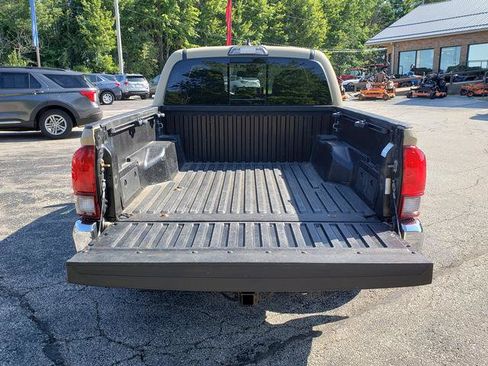 Used 2018 Toyota Tacoma SR5 AWD/4WD image 9