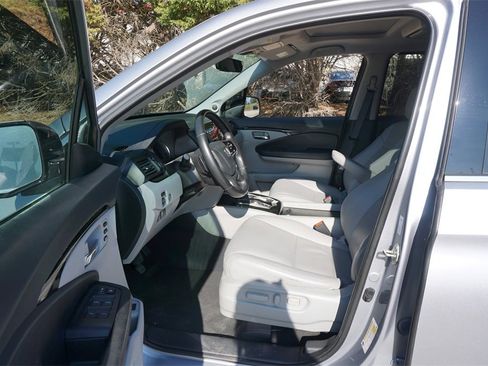 Used 2020 Honda Pilot Touring image 2