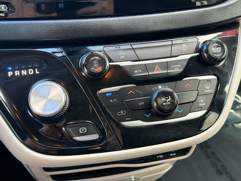 Used 2020 Chrysler Voyager L FWD image 15