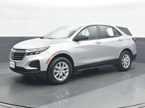 Used 2022 Chevrolet Equinox LS image 2