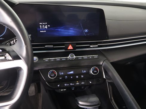 Certified 2025 Hyundai Elantra Limited FWD image 5