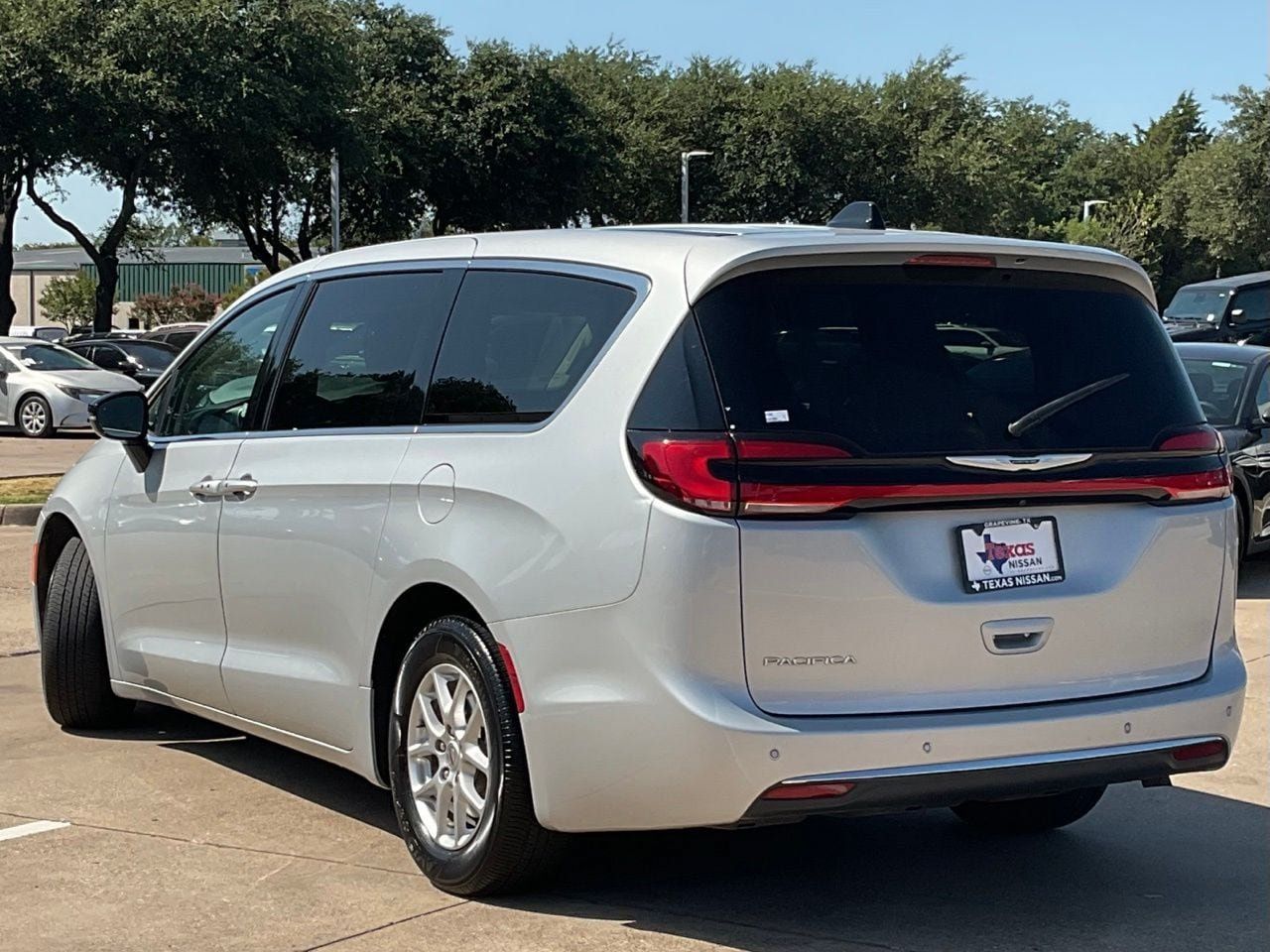 Used 2024 Chrysler Pacifica Touring-L FWD image 5