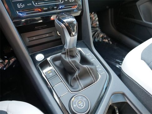 New 2025 Volkswagen Taos SE image 11