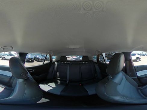 Used 2025 Chevrolet Trax LT w/ LT Convenience Package FWD image 39