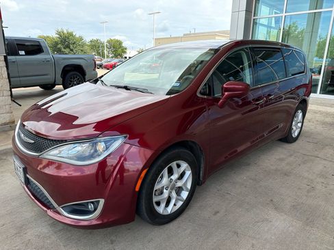 Used 2018 Chrysler Pacifica Touring Plus w/ Tire & Wheel Group FWD image 1