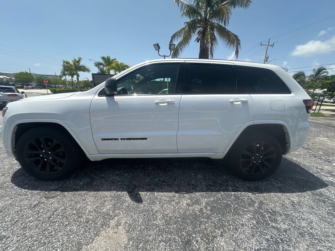 Used 2017 Jeep Grand Cherokee Altitude AWD/4WD image 8
