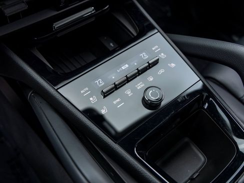 Certified 2025 Porsche Cayenne S image 37