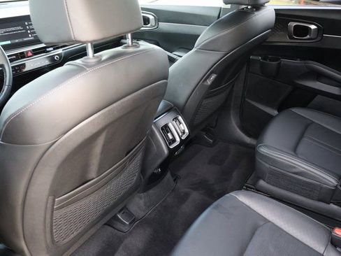 Used 2025 Kia Sorento EX w/ Panoramic Sunroof Package image 13
