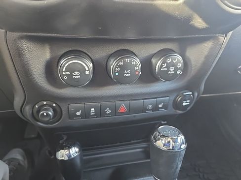 Used 2017 Jeep Wrangler Unlimited Rubicon image 17