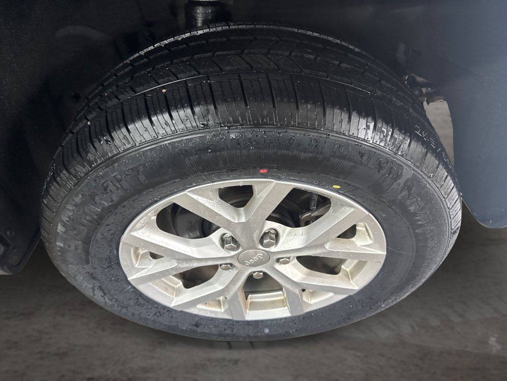 Used 2023 Jeep Grand Cherokee Limited AWD/4WD image 17