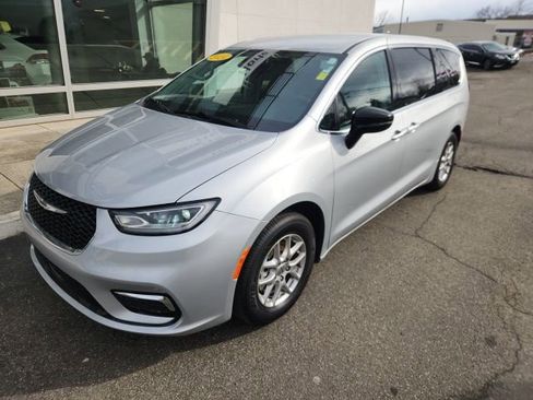 Used 2024 Chrysler Pacifica Touring-L FWD image 2