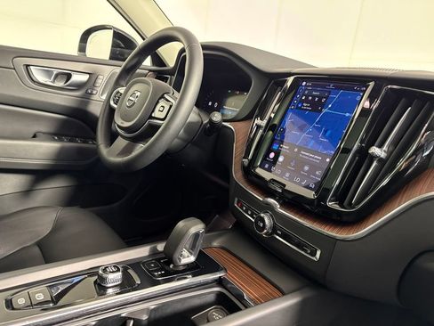 Used 2023 Volvo XC60 B5 Plus AWD/4WD image 9