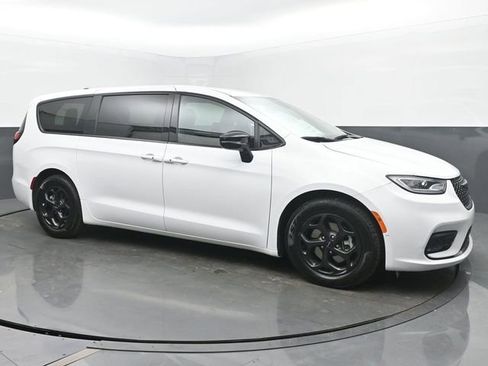 Used 2024 Chrysler Pacifica Limited FWD image 7