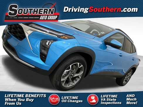 Used 2025 Chevrolet Trax LT w/ Driver Confidence Package FWD image 1