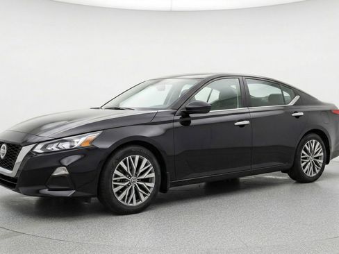 Used 2025 Nissan Altima 2.5 SV FWD image 3