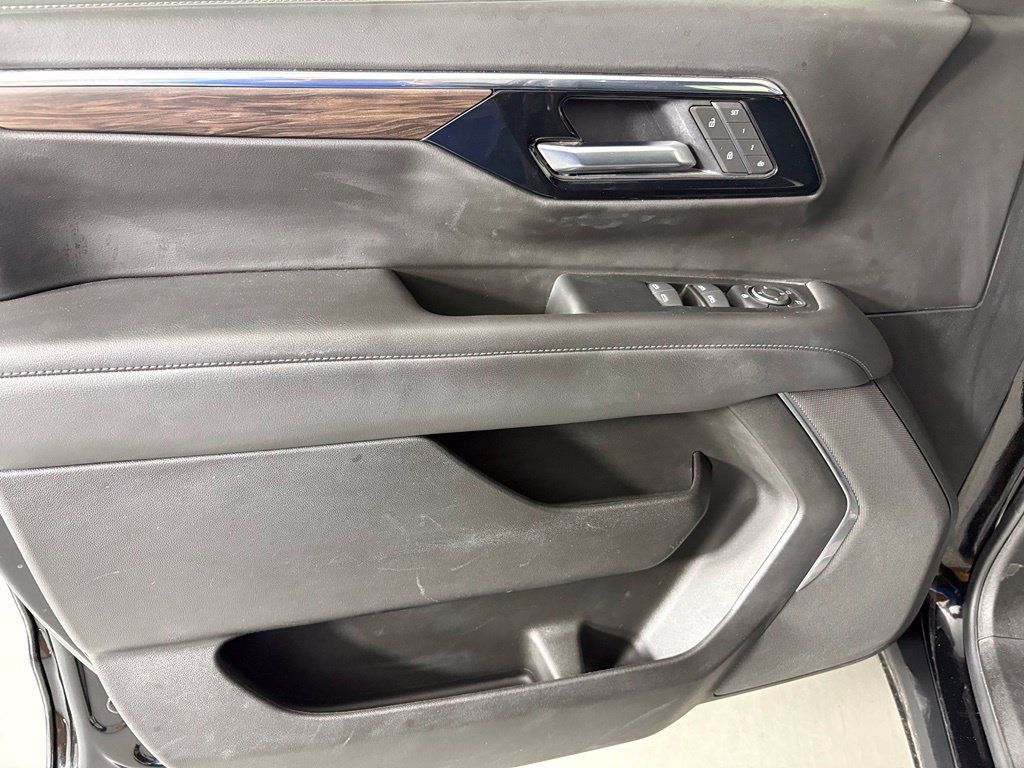 Used 2025 Chevrolet Suburban Z71 AWD/4WD image 14